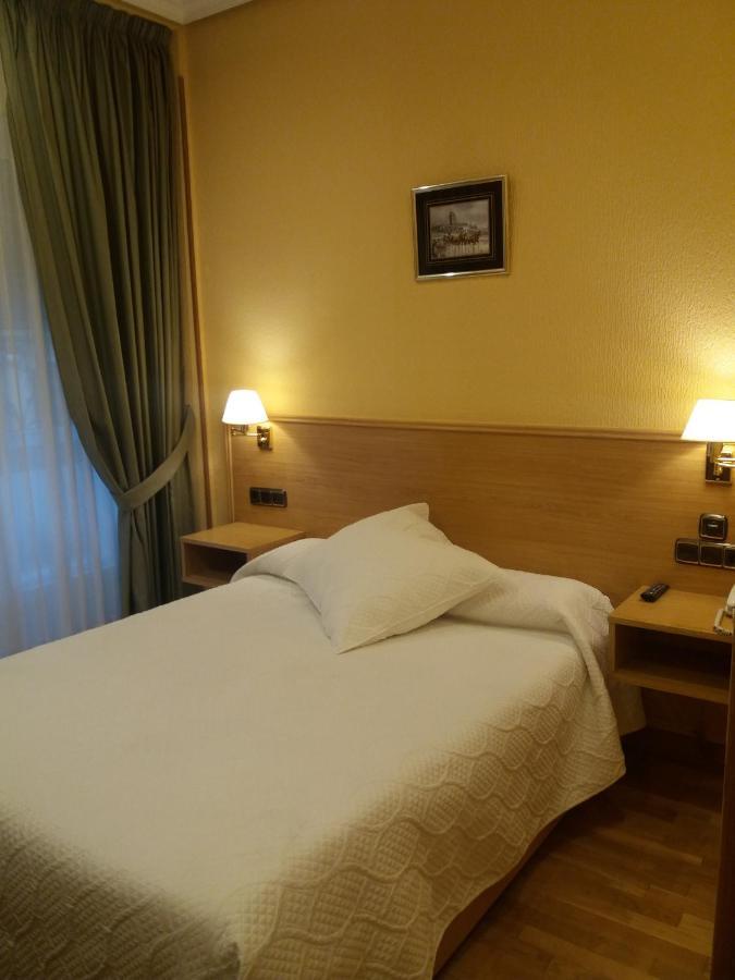 Pension La Concha ซานเซบาสเตียน ภายนอก รูปภาพ