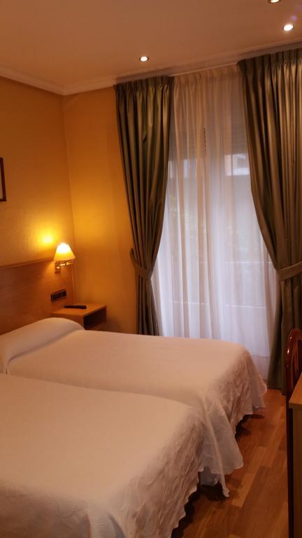 Pension La Concha ซานเซบาสเตียน ภายนอก รูปภาพ